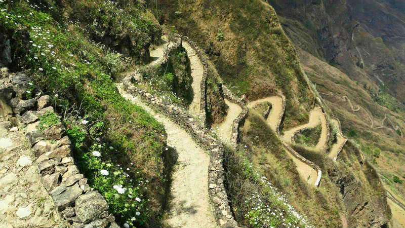Route en zigzag descendant à la Cova de Paúl